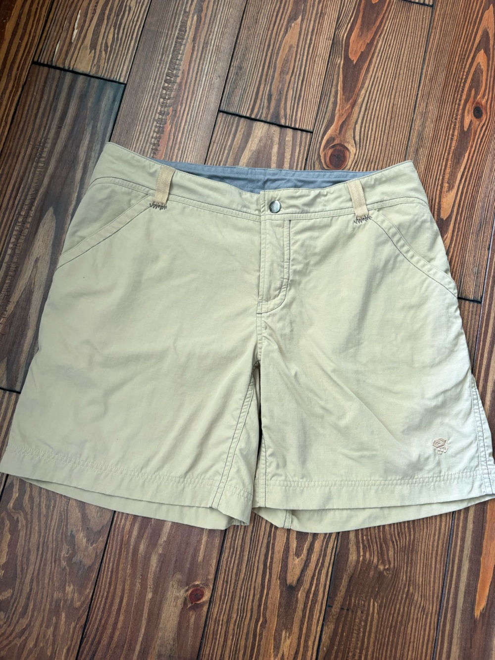 Mountain Hardwear Women's Two-Tone Outdoor Shorts in Gray and Tan